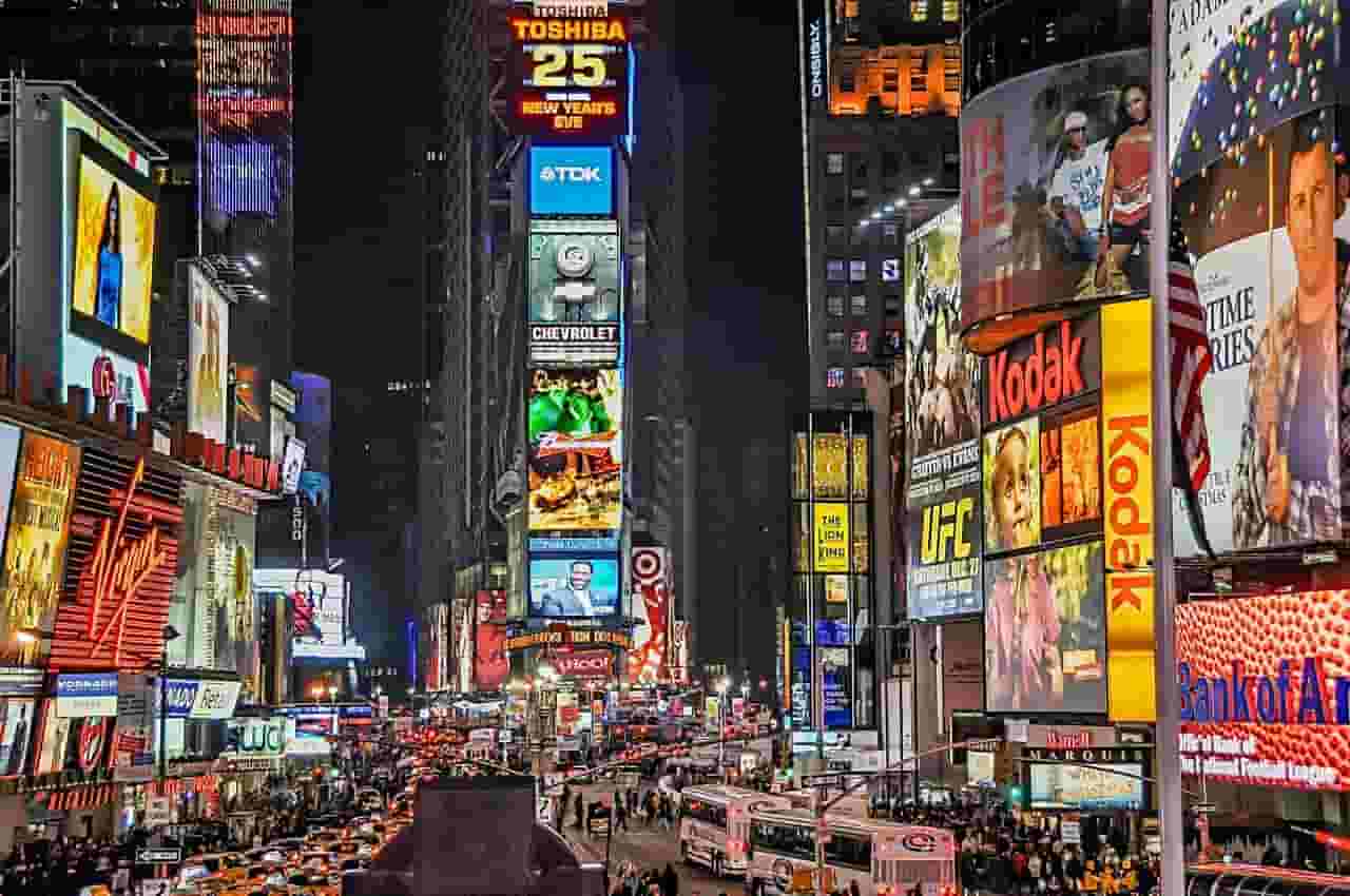 new york noche anuncios marketing