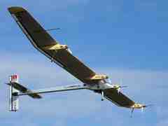 La “libélula solar” completa su primer vuelo internacional