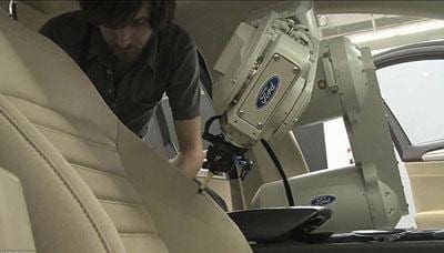 Robot de Ford prueba Calidad de los Materiales en sus autos