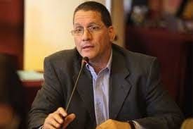 Ministro Farías llama a la empresa privada a colaborar ante la crisis económica