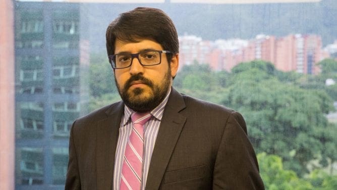 Asdrúbal Oliveros: el valor del dólar se opaca cada vez más ante la hiperinflación venezolana