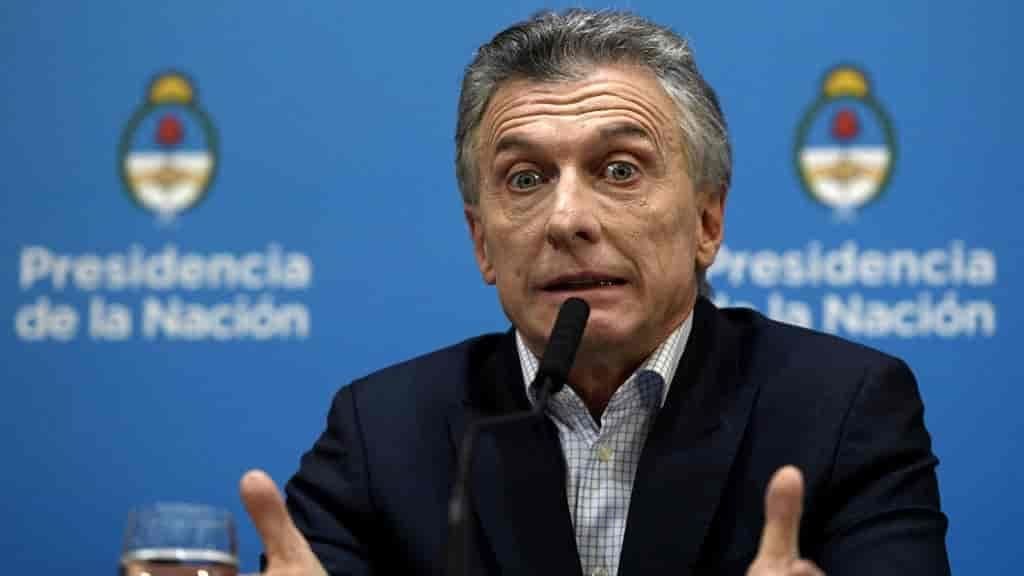 Macri anunció aumento de sueldo,  nuevas medidas y la economía se hunde