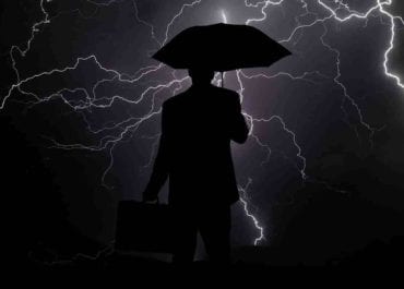 hombre negocio crisis tormenta paraguas