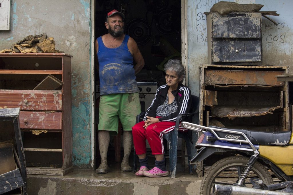 Venezuela: El retrato de un país con 94,5% de pobreza, dependiente de bonos y remesas