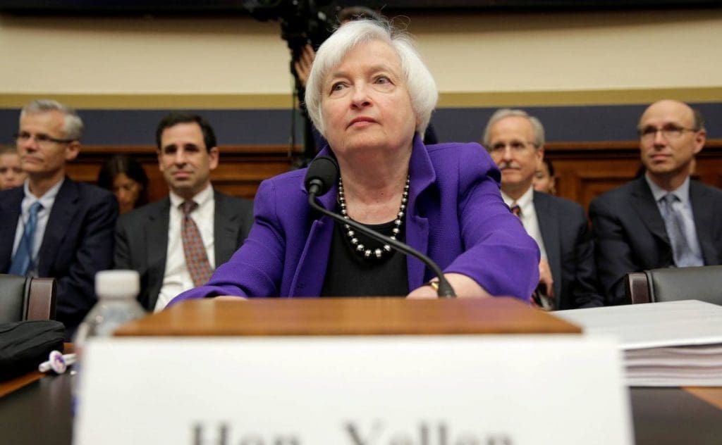 Secretaria del Tesoro de EE UU suaviza su postura sobre bitcoin y reconoce sus beneficios